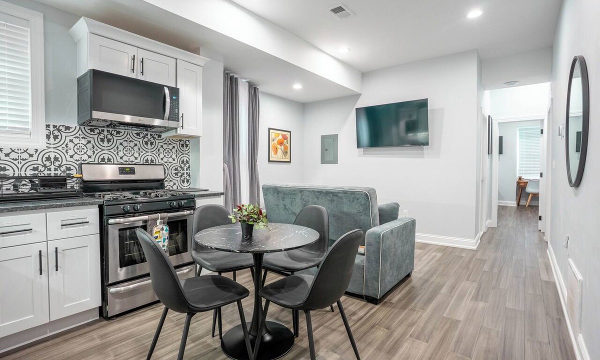 Garden Court Apartment | Modern 2BR Loft near UPenn/CHOP – King Suite