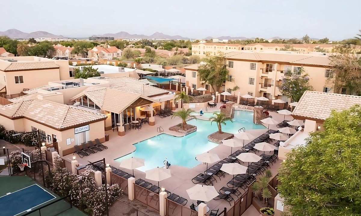 North Scottsdale Hotel | Modern Elegance in the City! Outdoor Swimming Pool, Full Kitchen, Free Parking!