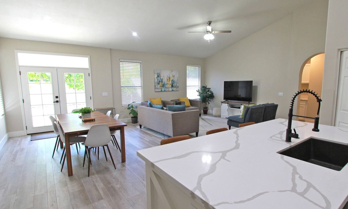 Val Vista Lakes House | Modern Home Sweet Haven | Coffee Bar + Game Room