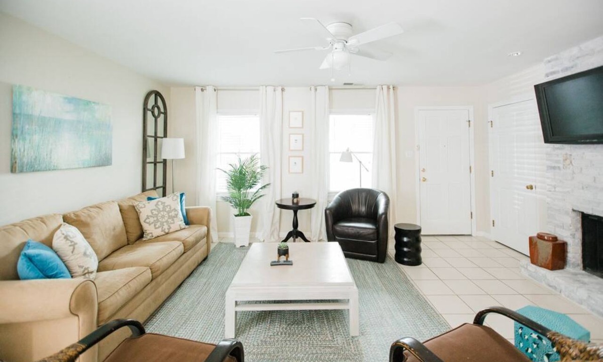Historic District - North Apartment | Modern Pet Friendly Garden Home Walking Distance to River by Lucky Savannah