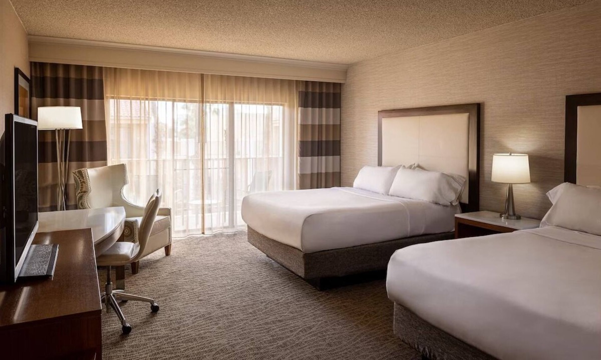 Downtown Resort | Modern Queen Comfort! 2 Units w/Fitness Center + Free Parking!