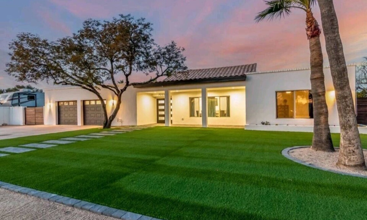 Glendale House | Modern Top Gun House in Arrowhead district. Heated Pool/Outdoor BBQ/Bar/Games