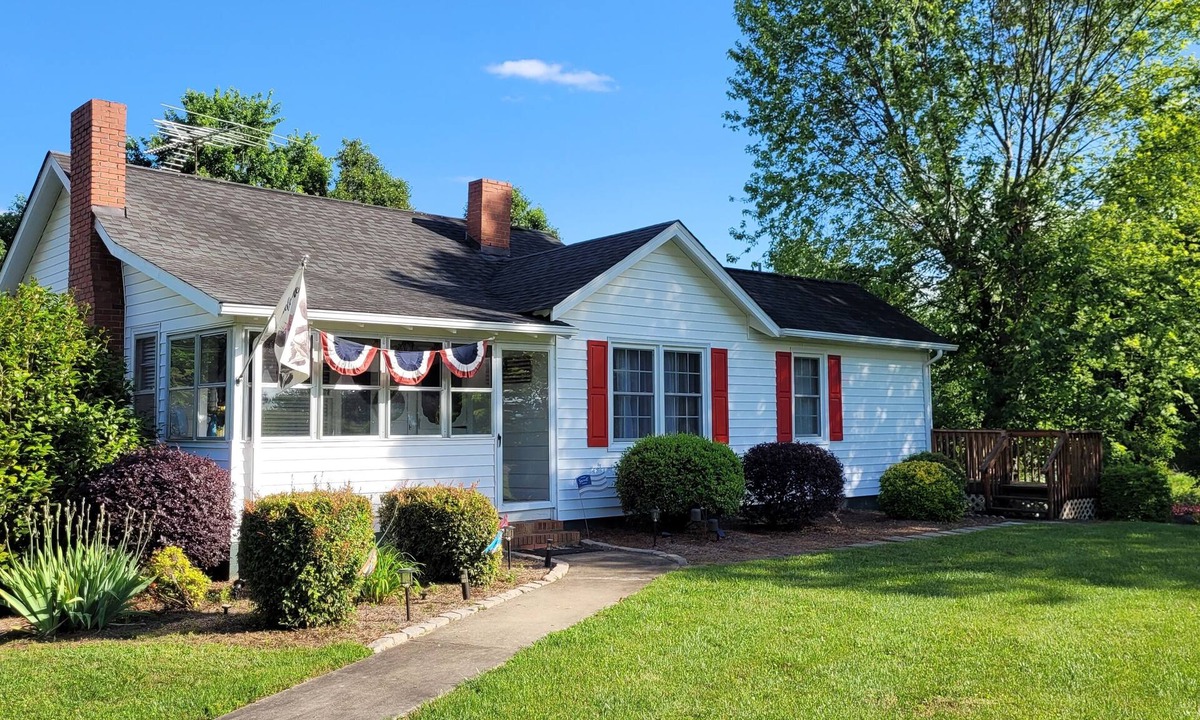 Mount Airy House | Moo Manor, 10 Mins from downtown Mayberry