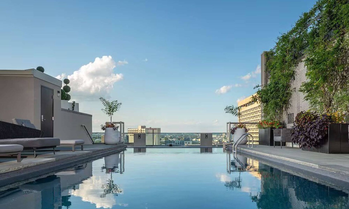Logan Square Hotel | Near LOVE Park | Skyline Rooftop Pool with Kitchen