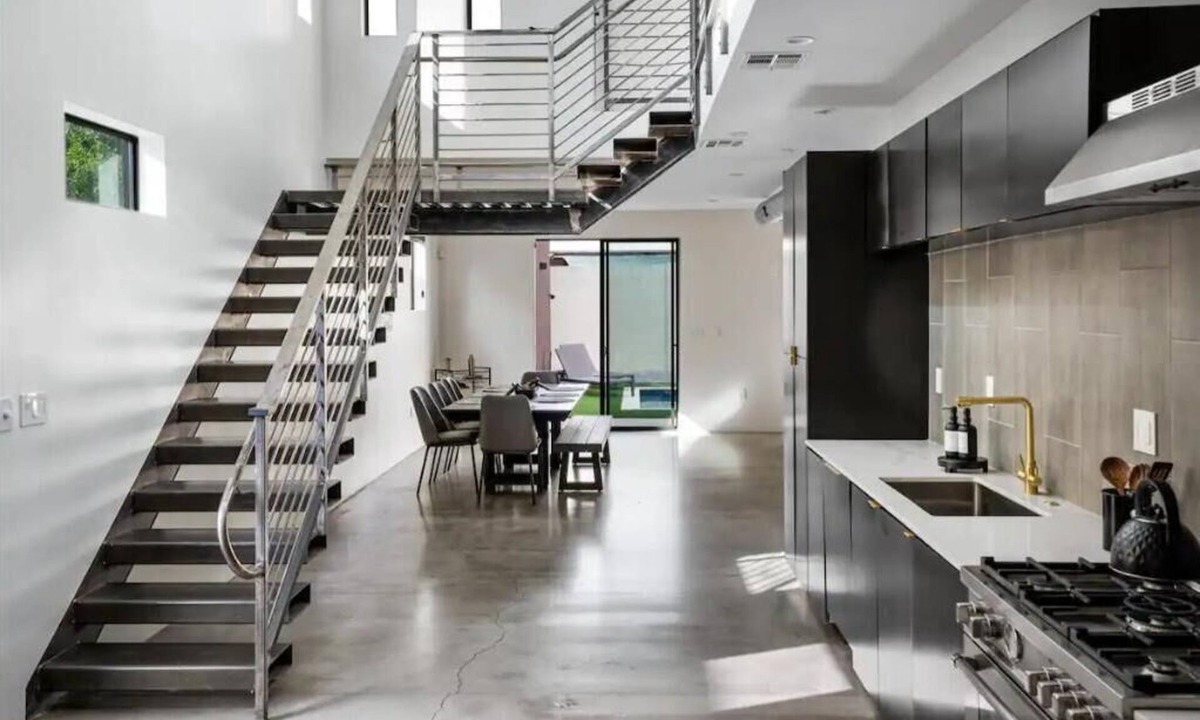 Camelback East House | NEW AND MODERN HOME. 3BR + LOFT. Heated/Cooling pool - Sleeps 10, Near airport!