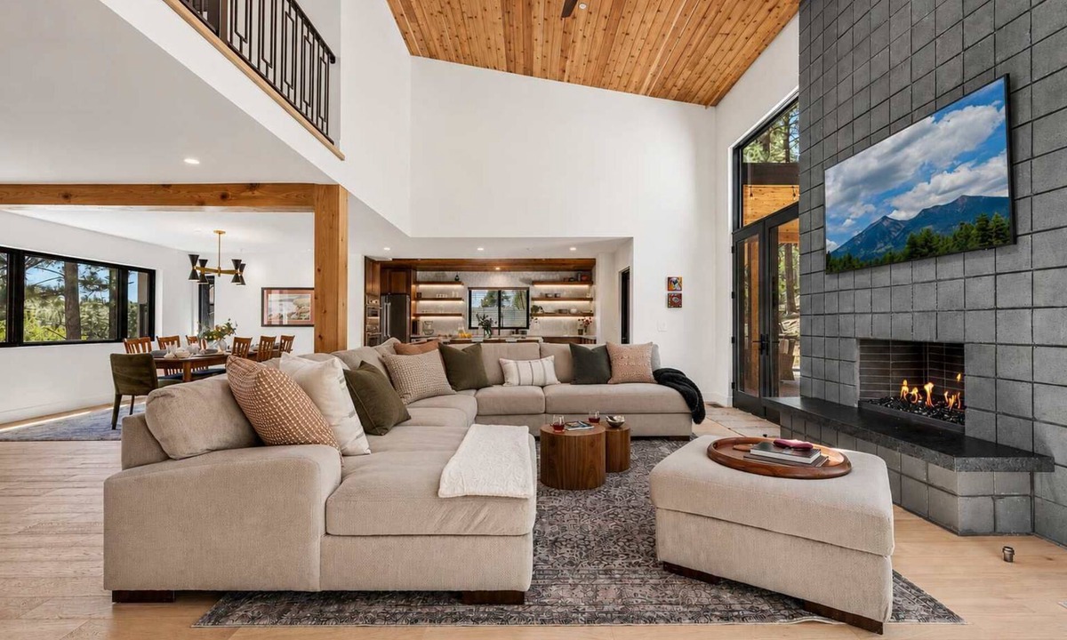 Flagstaff House | NEW Cabin! | Mtn Views! | AC | Hot Tub | Fire Pit
