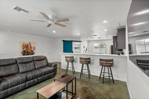 Menlo Park House | New Desert Casita - City & Mountain Views - Pet Friendly