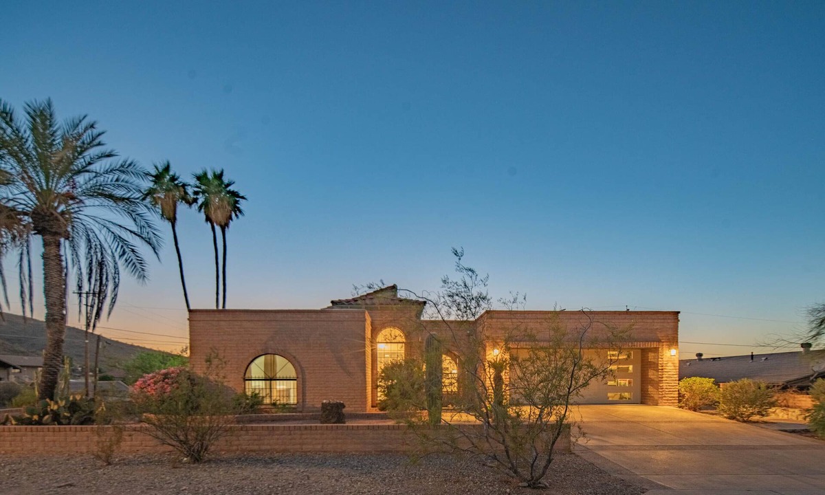 Ahwatukee Foothills House | NEW! Hidden mini movie theater, Game room, Putt putt, Pool, & MORE