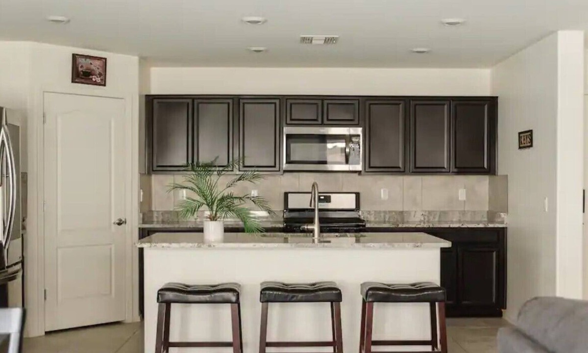 Groves Lincoln Park House | New, large, and beautiful house on the East side of Tucson