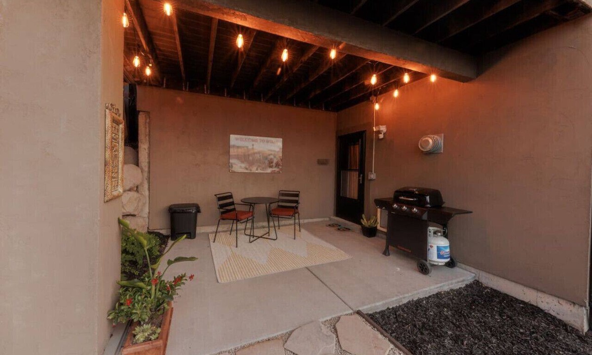 Draper Condo | New! Paragliding Paradise | Hot Tub | Grill | View