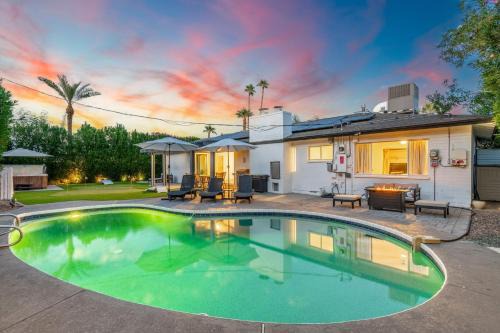 Village Grove House | Old Town Family Retreat-FREE Heated Pool-Spa-Putt Grn-Gym