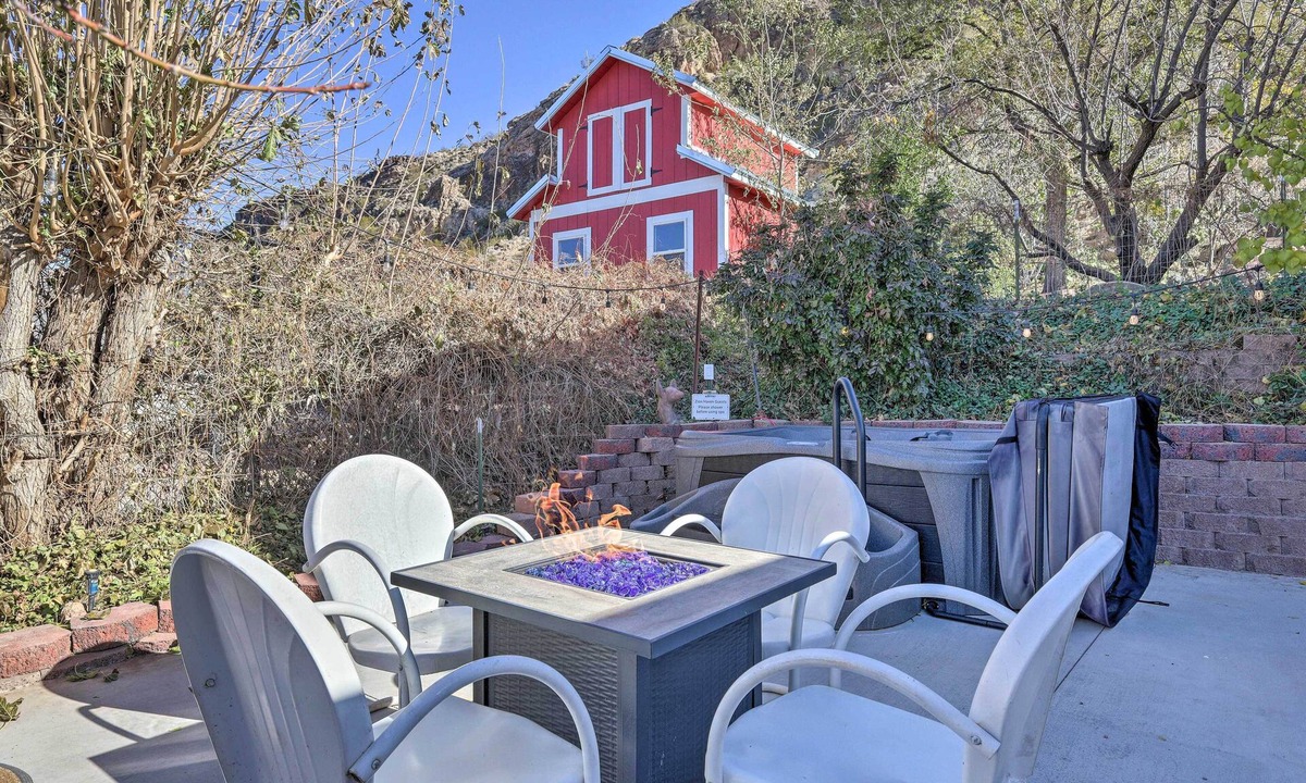 Hurricane Cottage | On-site Trails! Hot Tub Hideaway in Zion Area