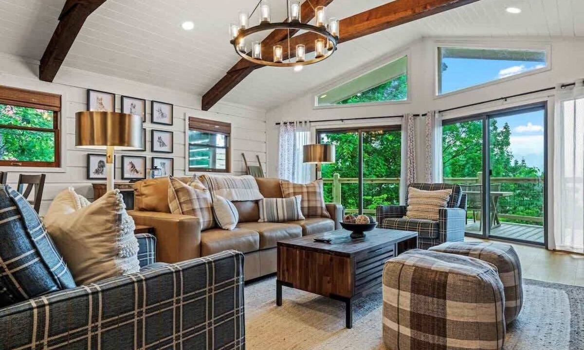 Chalet Village Cabin | On The Rocks: Luxury Reno Mtn View Hot Tub