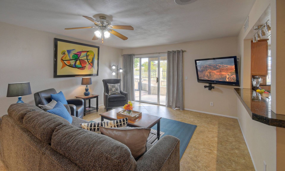 East Mesa House | One Story "Rat Pack" Patio Home, Near GOLF & Trails, Heated Comm POOL/SPA, Walk to Dine & Shop