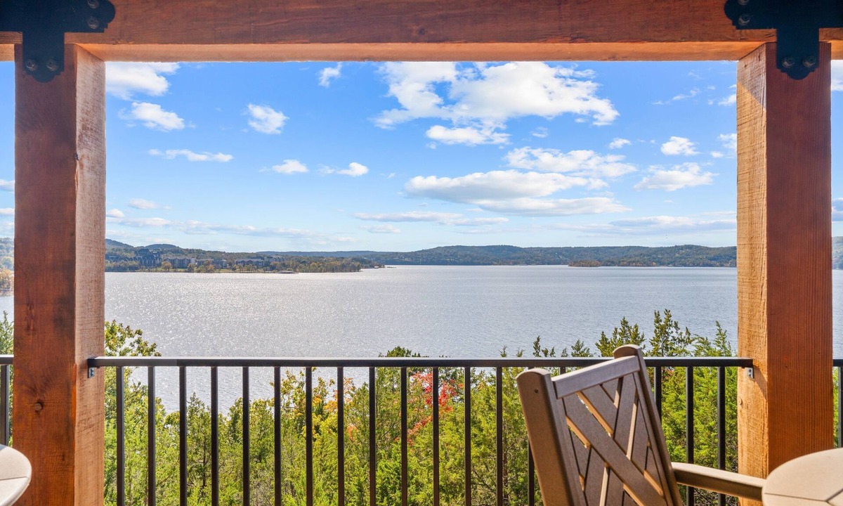 Hollister House | Panoramic Table Rock Lake Views with Hot Tub, Games & Free Branson Attraction Tickets