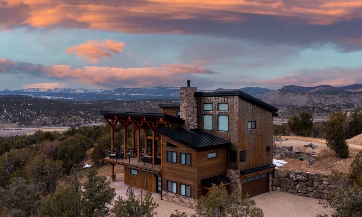 Orderville House | Panoramic Views & Hot Tub near Zion/Bryce