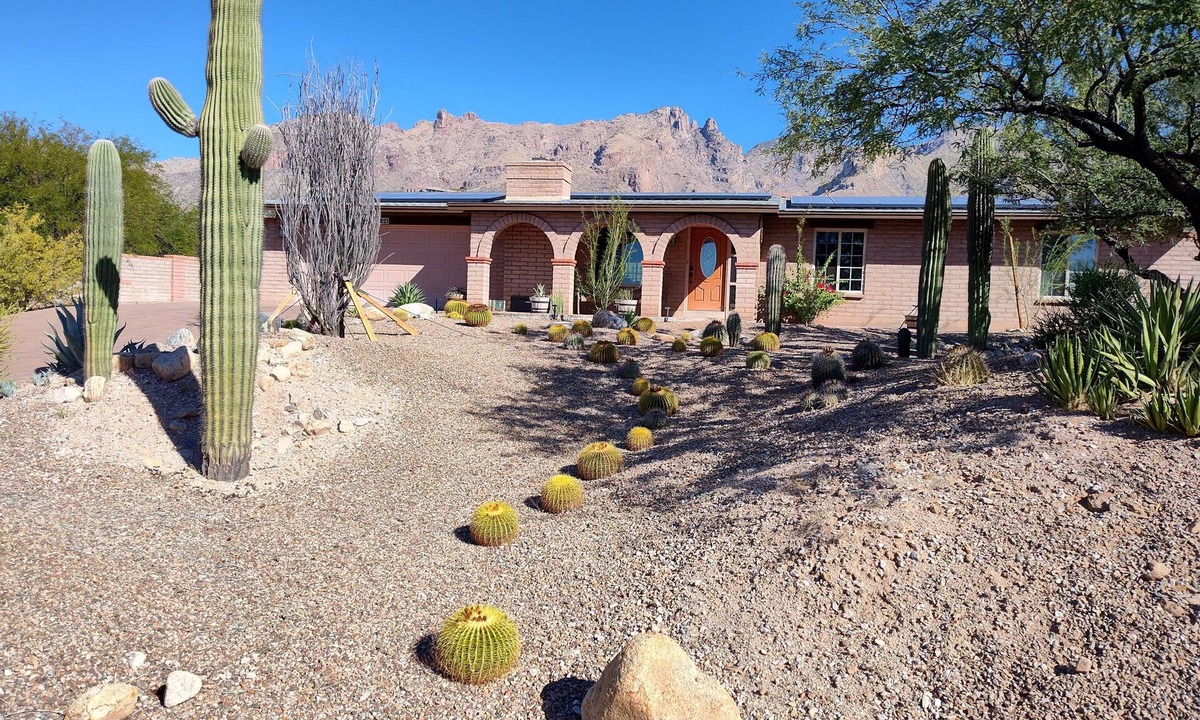 The Foothills House | Peaceful Catalina Foothills retreat w/stunning views close to hiking & shopping