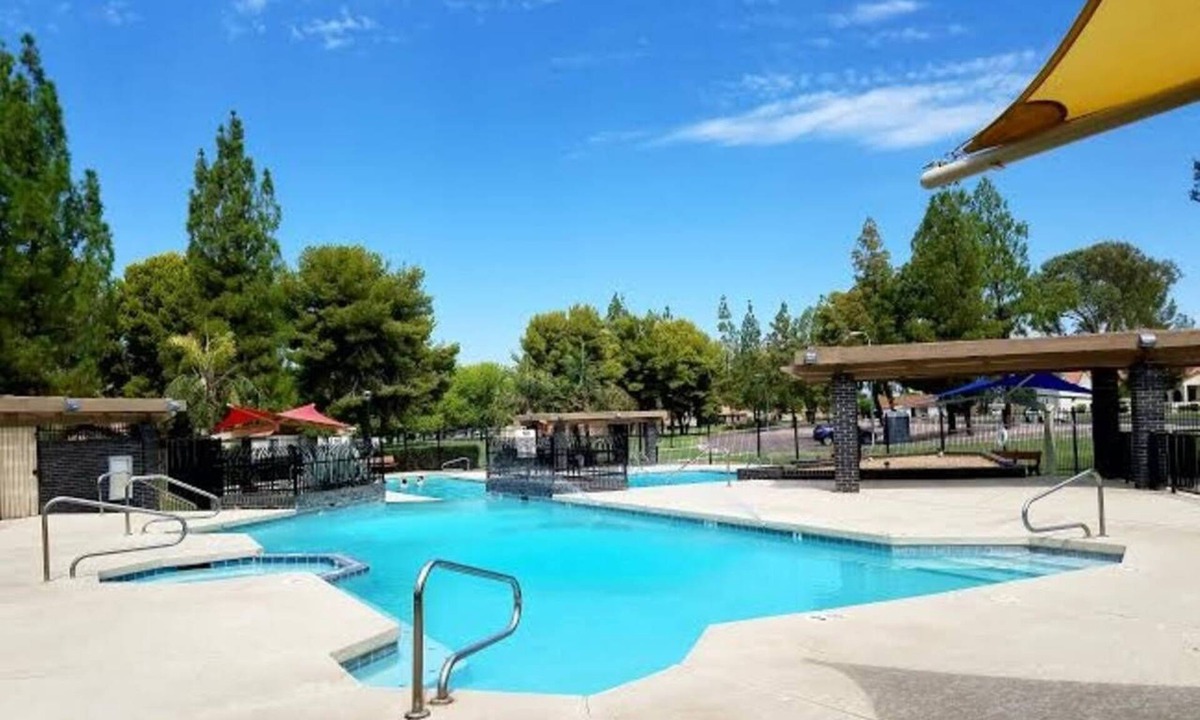 Mira Mesa House | Pet-Friendly 2BR Retreat King Suite Pool & Hot Tub Access Workspace