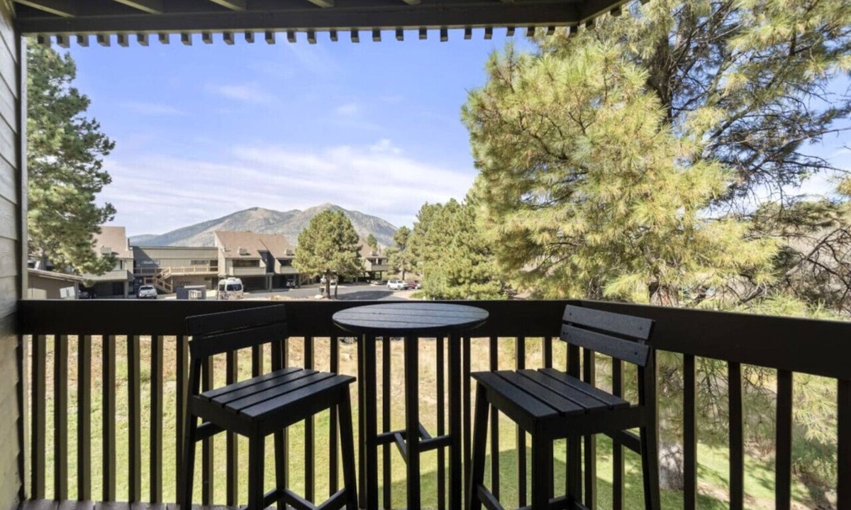 Flagstaff House | Pet Friendly Flagstaff home Mountain Views &Grill