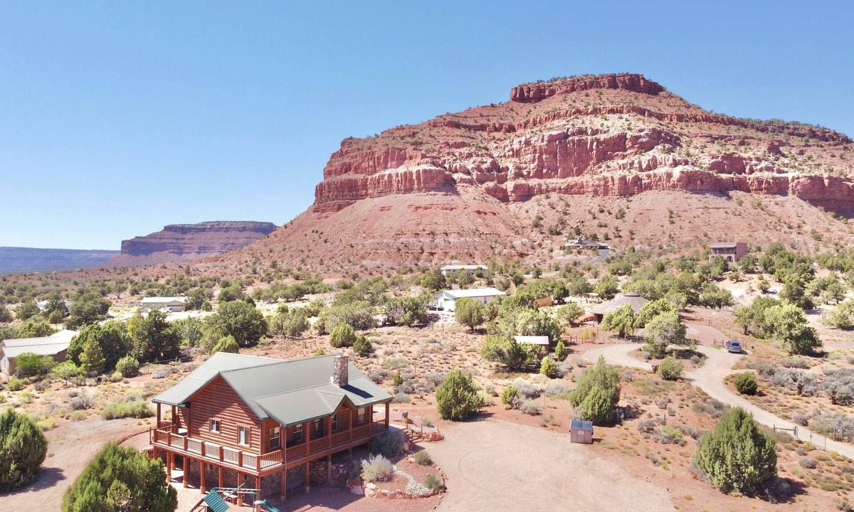 Kanab House | Pet-Friendly Kanab Cabin | Hot Tub Near Zion