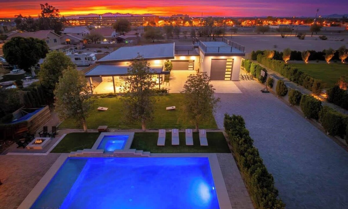 Glendale Villa | Pickleball Volleyball Golf Sim 2 Homes Heated Pool