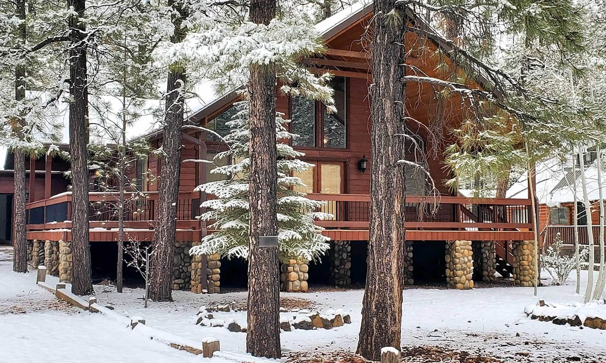 Pinetop Cottage | Pinetop Retreat w/Fire Pit & Game Room!