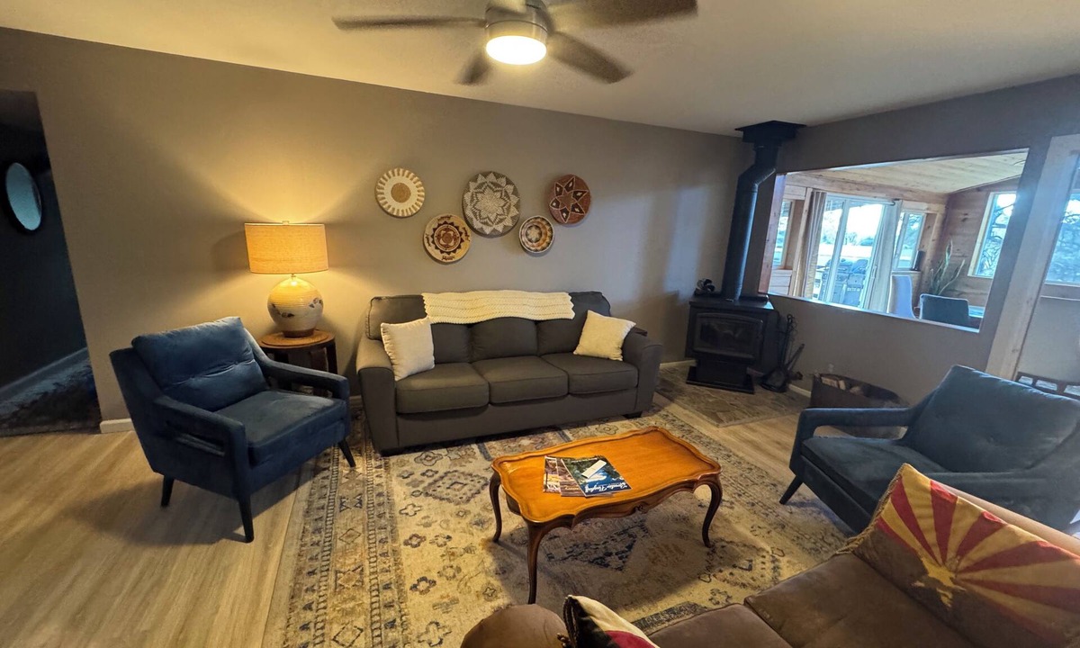 Swiss Manor House | Ponderosa Lodge - Sleeps 13 - 5 Bedrooms - 3 Bathrooms