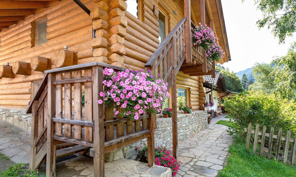 Cogolo Apartment | 'Primula' Room with Mountain View, Shared Garden and Wi-Fi