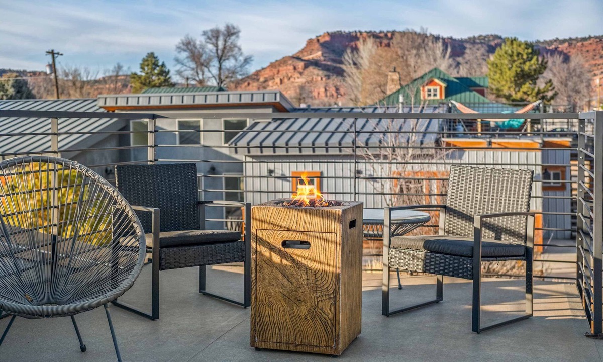 Kanab House | Private Resort near Zion National Park, Grand Canyon North Rim & Antelope Canyon with Pool, Hot Tub & Stargazing from a Roof-top deck.