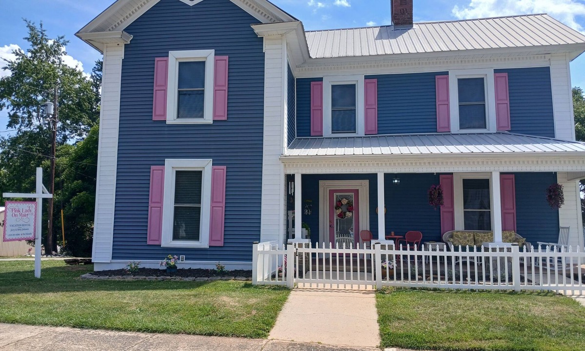 Pilot Mountain House | PROMO, 10% WEEKLY DISCOUNT, Pink Lady On Main, Pet Friendly, Downtown Pilot Mtn