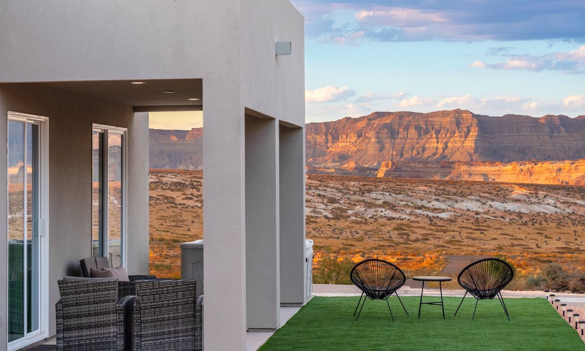 Greenehaven House | Pueblo en Powell - Hot Tub, Game Room, Lake Views