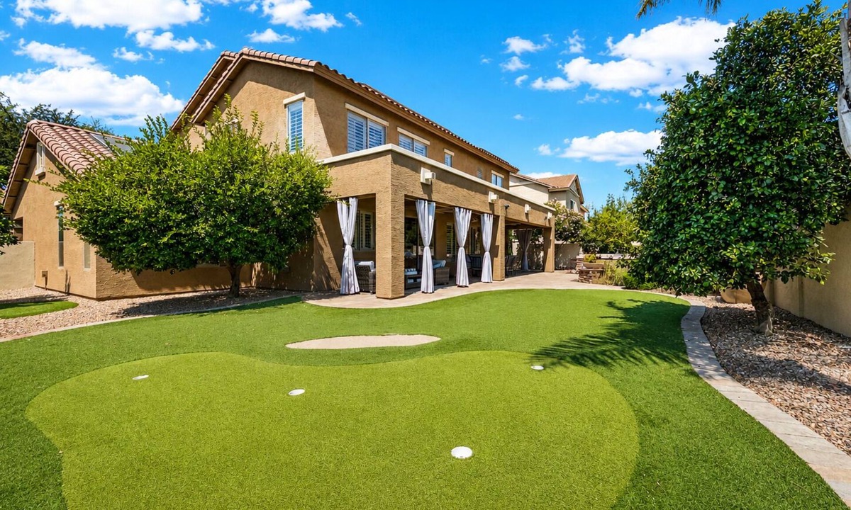 Cortina House | Putting Green, In-Home Gym, Firepit, Outdoor Kitchen! 3 King Rooms.