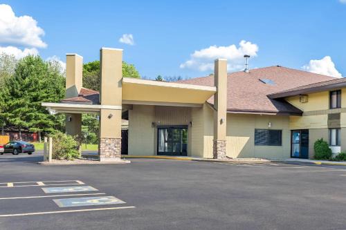 Black River Falls Hotel | Quality Inn & Suites Black River Falls I-94