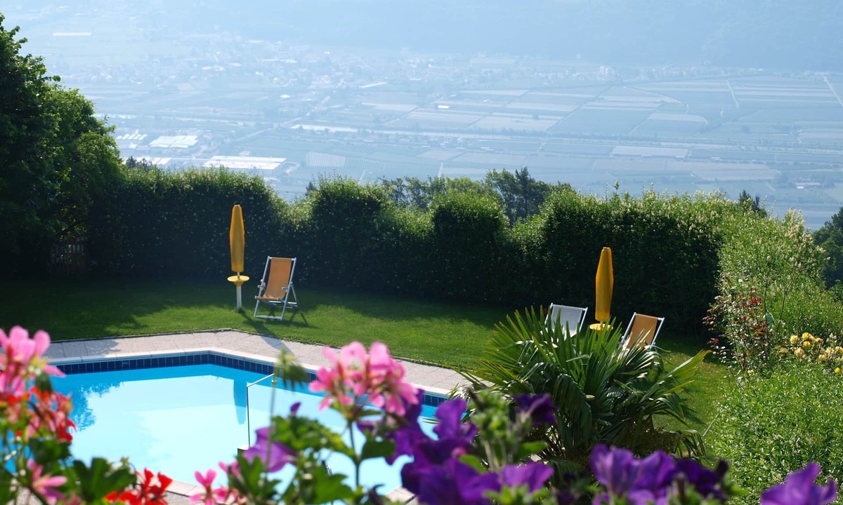 Kurtatsch an der Weinstraße Apartment | Quiet with a wonderful view, hiking from the farm, sauna, large pool, guest card