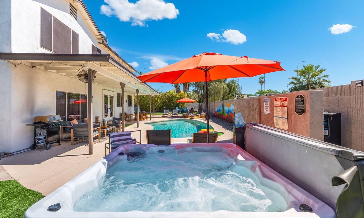 Chandler House | Relax & Recharge ~ FREE Heated Pool ~Hot Tub~ Game Room ~ Putting Green~ Arcades