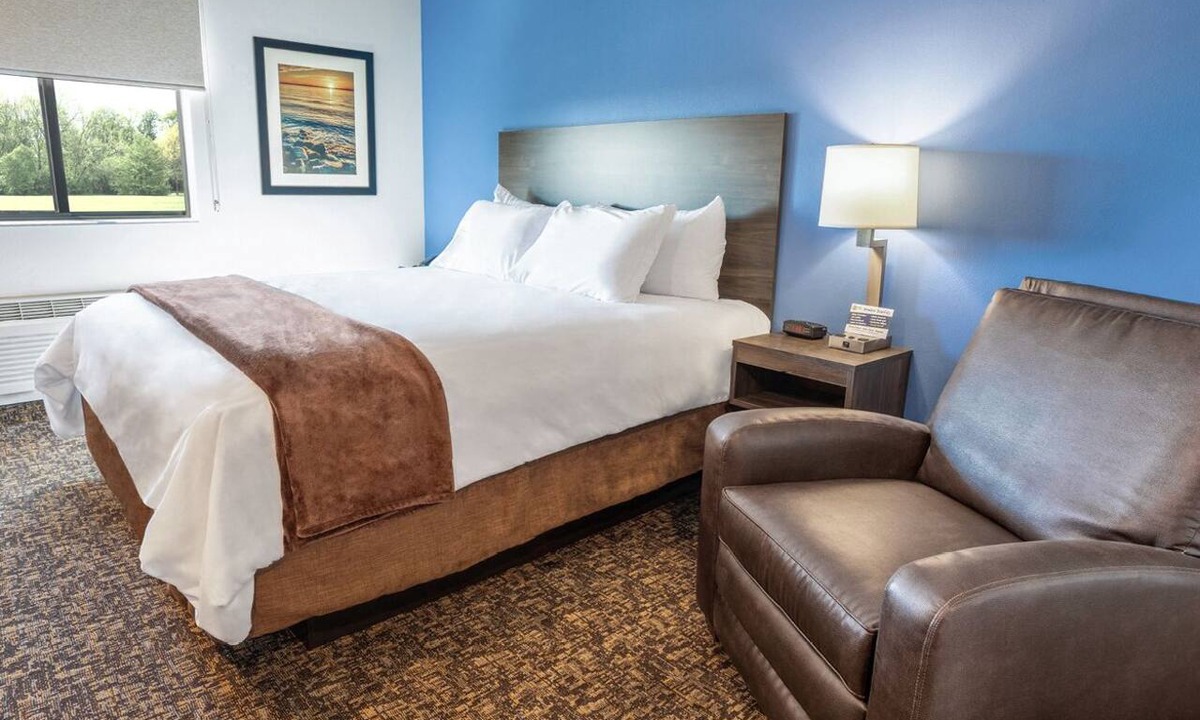 Tucson Hotel | Relaxing Stay | 1 Queen Bed & Recliner Near Parks