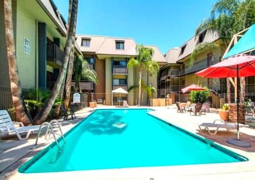 West University Apartment | Resort-Style Condo with Pool, Balcony, Walk to U of A