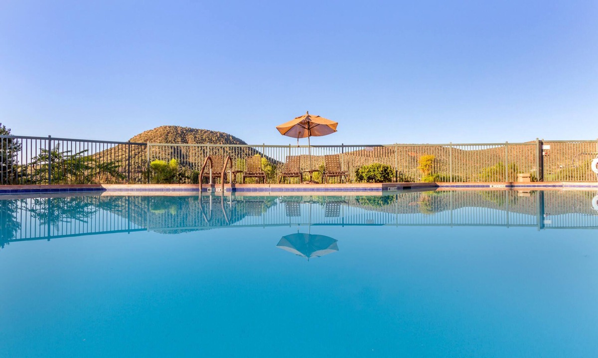 Oak Creek Resort | Ridge on Sedona - STUDIO 1 QUEEN AND SOFABED W/RESORT AMENITIES