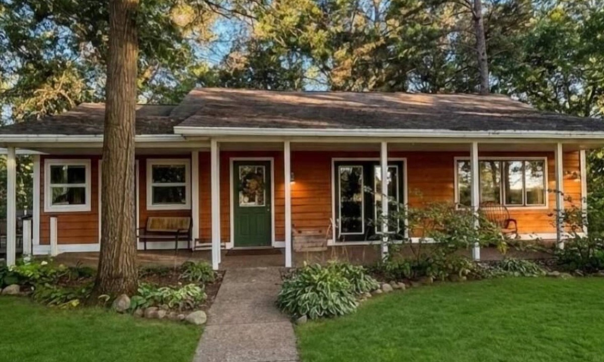 Brainerd Cottage | Riverfront 3BR cottage in Brainerd’s Vacationland. Stunning Nokasippi River sunsets, fully stocked kitchen, fire pit, 10 min to downtown. Perfect for families, groups & remote workers.