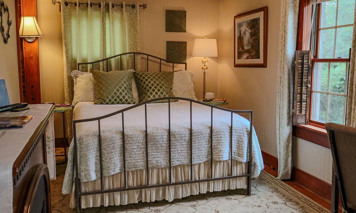 Logan Hotel | Romantic Inn suite with Air Jet Jacuzzi & private bath