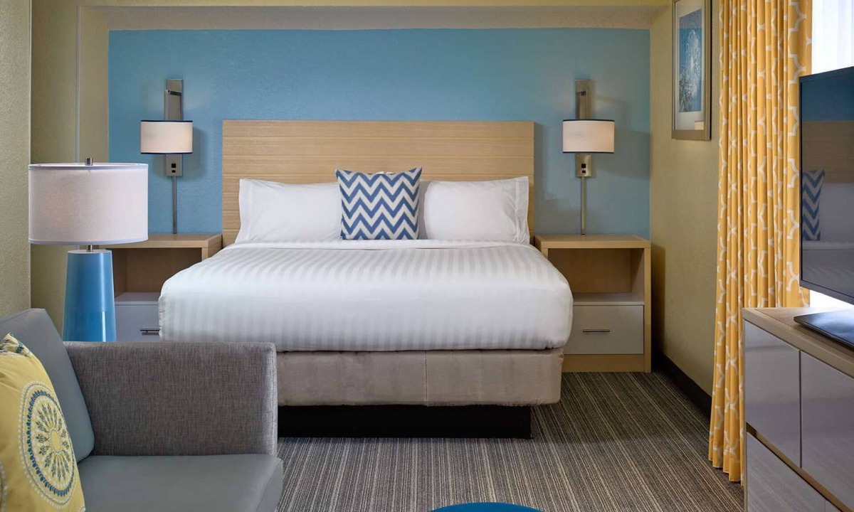 Tucson Hotel | Romantic Suite Escape! Outdoor Pool & Gym Access | Free Breakfast, Pet Friendly!