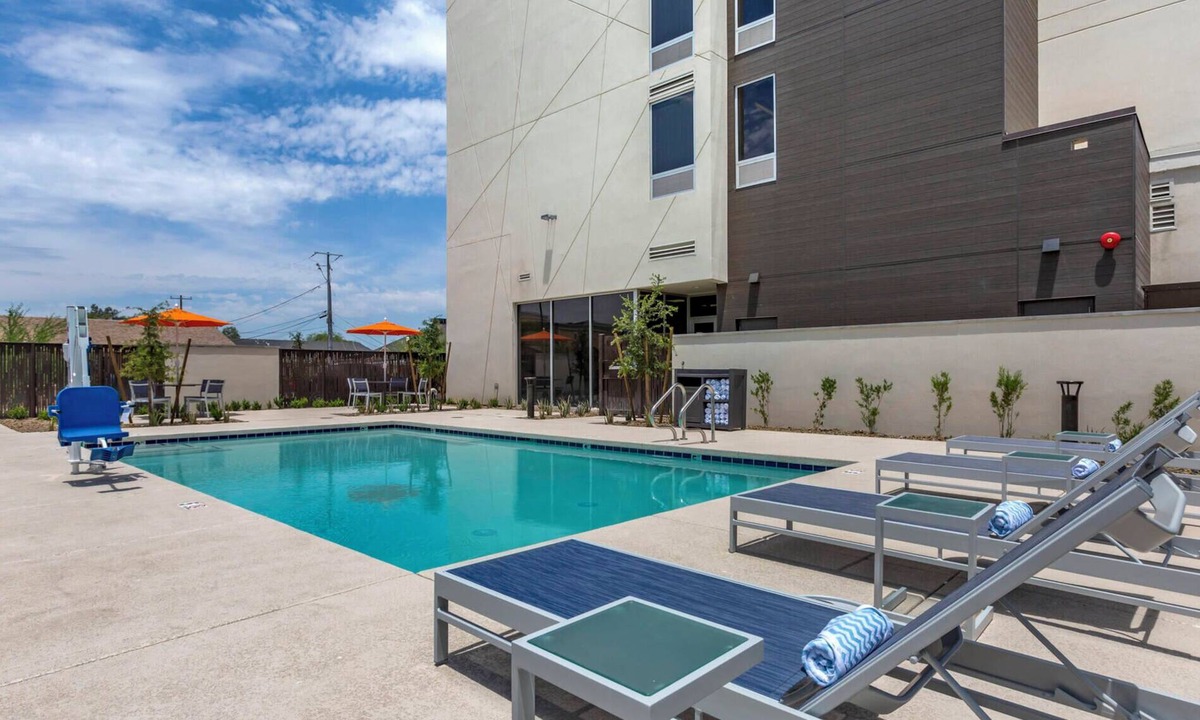 Riverside Hotel | Rooftop Bar | King Suite w/Sofa Near Tempe Marketplace | Modern Touches