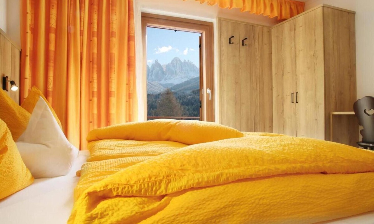 Villnoss Apartment | Room 'Doppelzimmer 8' with Mountain View, Private Terrace and Wi-Fi