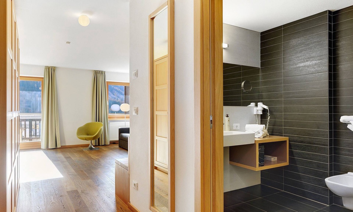 Santa Valburga Apartment | Room 'Hotel Schweigl Suite 203' with Mountain View, Shared Pool and Wi-Fi