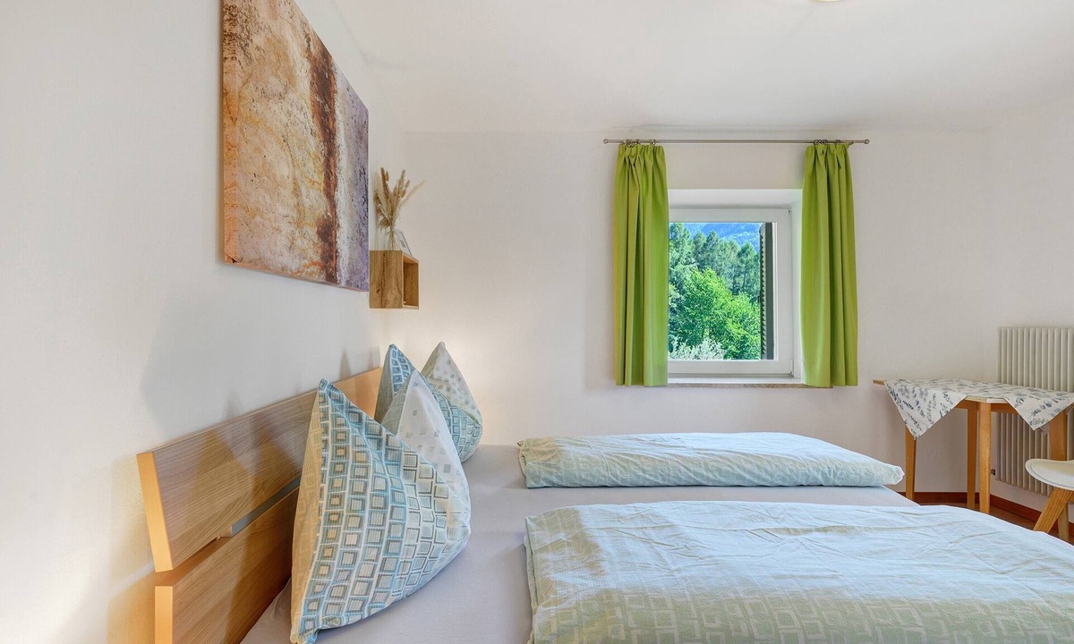 Montagna Apartment | Room 'Rienznerhof Zimmer Weinberg Nr. 2' with Mountain View, Shared Terrace and Wi-Fi