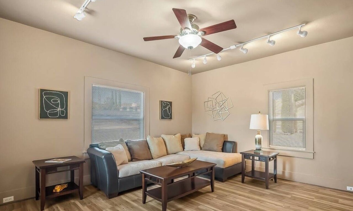 Kingman House | ROUTE 66 Cozy 2-bedroom Bungalow IN HISTORIC DOWNTOWN KINGMAN with AC