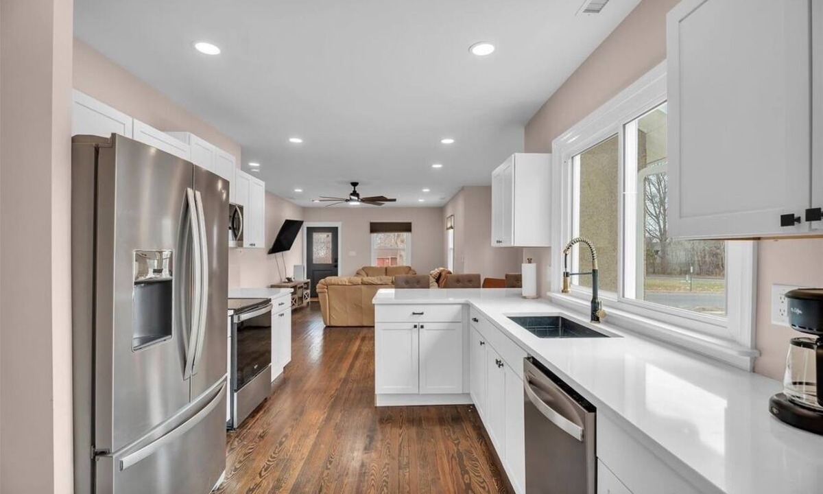 Glassboro House | Rowan University stay 20 Min to Philadelphia sleeps 12