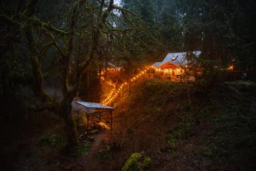 Verlot House | Rusty Bridge River Lodge - Hot tub - Fireplace - Firepit