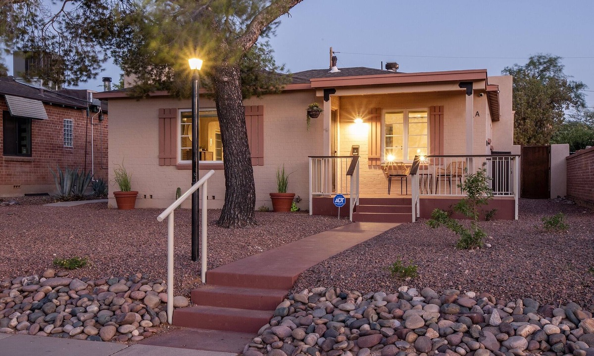Sam Hughes House | Sam Hughes Bungalows - A - Walkable to the U of A. Historical Yet Updated!