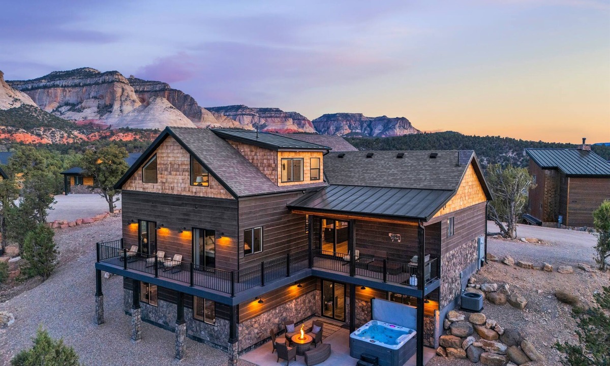 Orderville House | Sandstone Pointe: Luxe Zion and Bryce